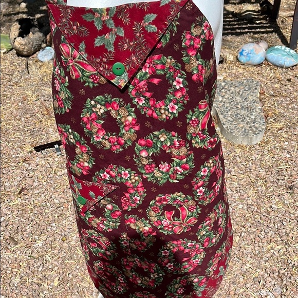 Handcrafted Christmas Wreath Apron with Pocket - Picture 4 of 4